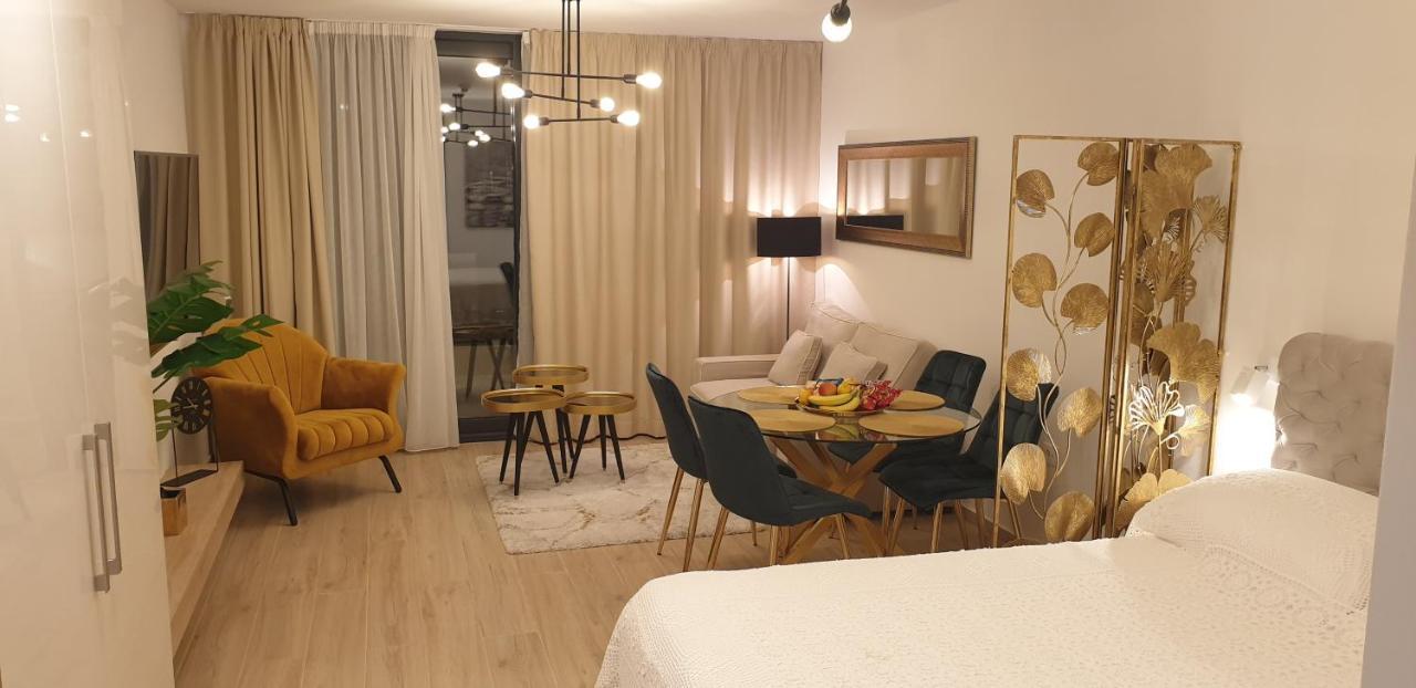 Golden - Private Parking Apartment